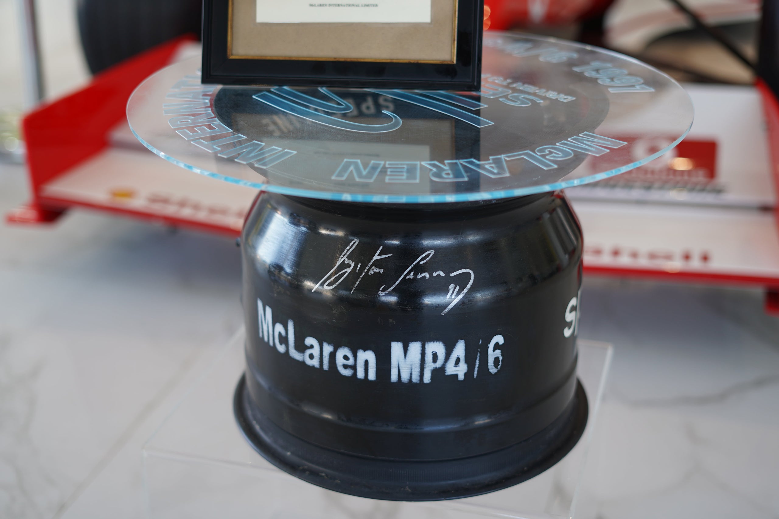 1991 Ayrton Senna rim table of the Mclaren MP4 / 6 signed