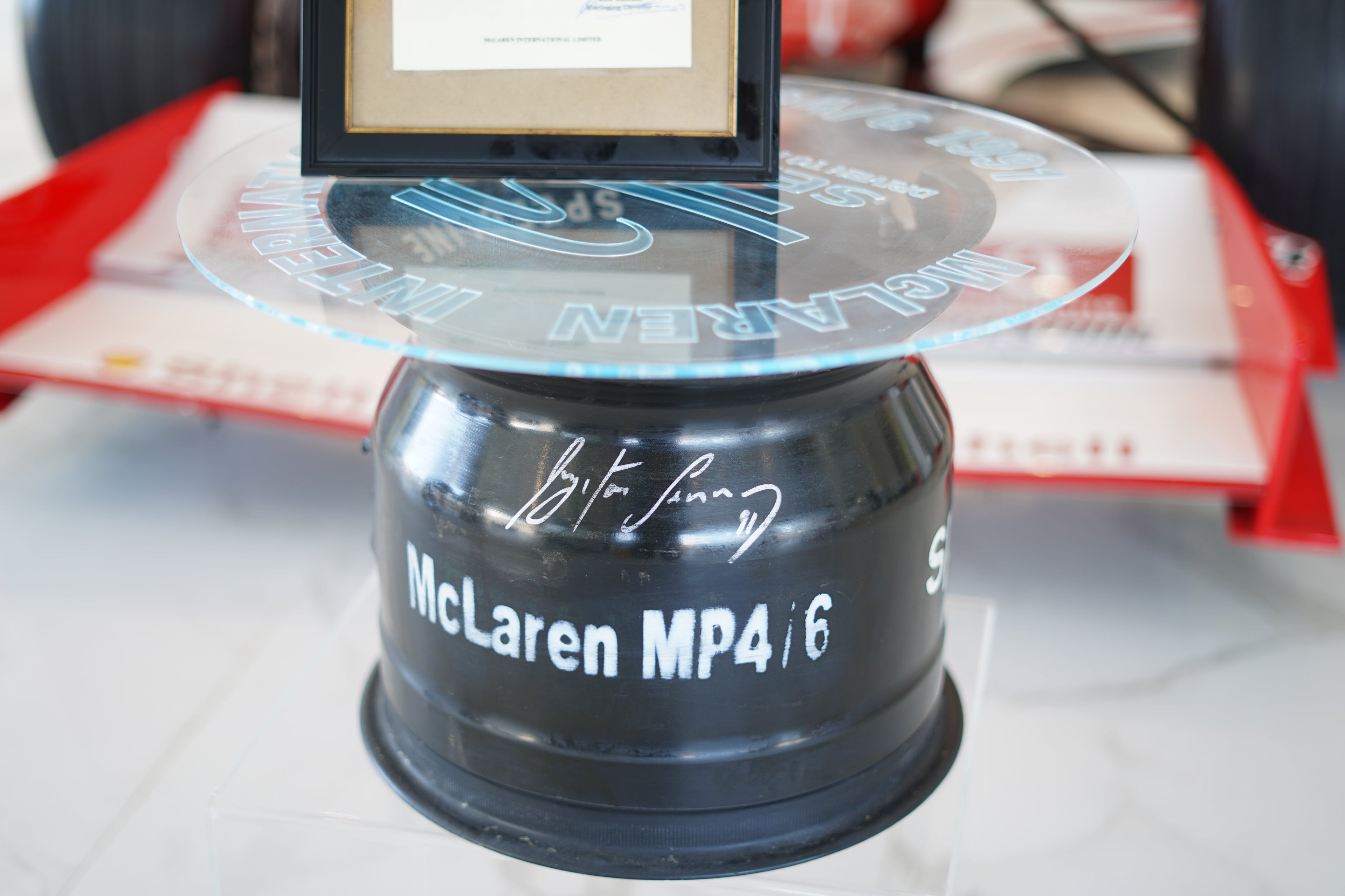 1991 Ayrton Senna rim table of the Mclaren MP4 / 6 signed